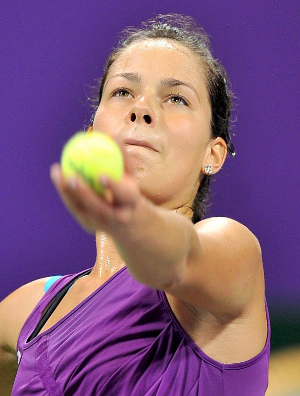 Ana Ivanovic realiza un saque ante su compatriota Jelena Jankovic durante el Másters femenino disputado en Doha.