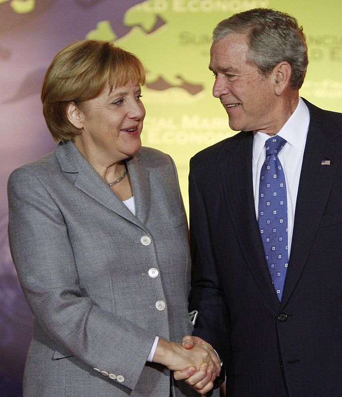 Bush saluda a la canciller alemana Angela Merkel a su llegada a la cumbre en Washington