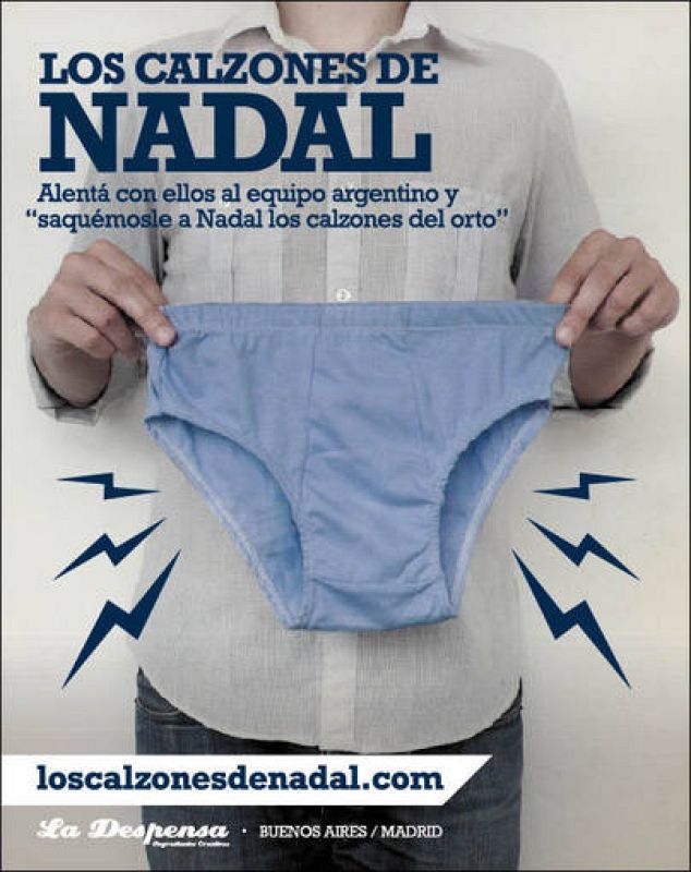  Un joven sujeta los calzones azules de Nadal.