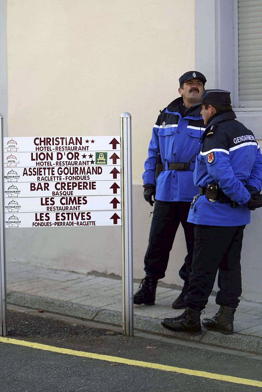 La policía francesa trabaja en una calle de la localidad francesa de Cauterets donde esta madrugada han sido detenidos varios miembros de ETA, entre ellos, el presunto jefe del aparato militar de ETA, Mikel Garikoitz Aspiazu, "Txeroki".