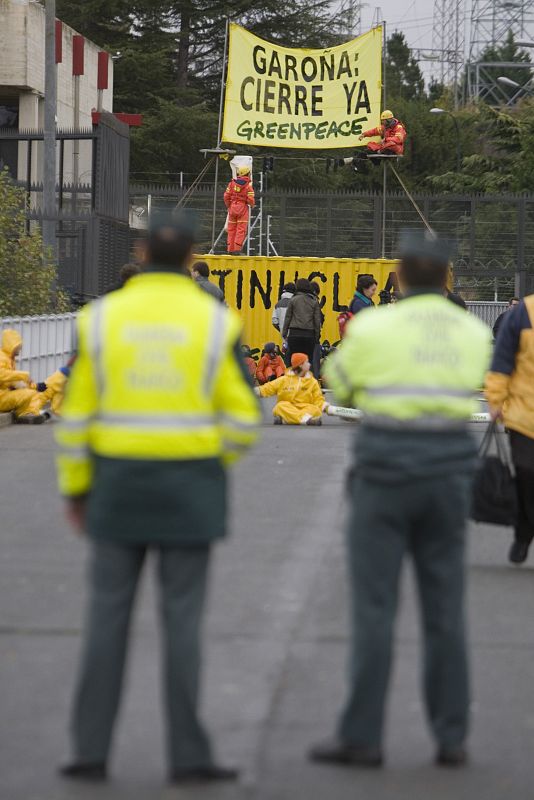 MIEMBROS DE GREENPEACE COLOCAN UN CONTENEDOR Y SE ENCADENAN EN GAROÑA