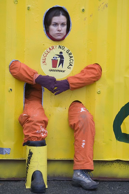 MIEMBROS DE GREENPEACE COLOCAN UN CONTENEDOR Y SE ENCADENAN EN GAROÑA