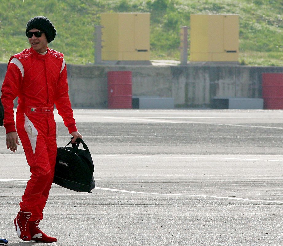 Rossi se da un paseo por el cicuito antes de subir a la "bestia" mecánica de Ferrari.