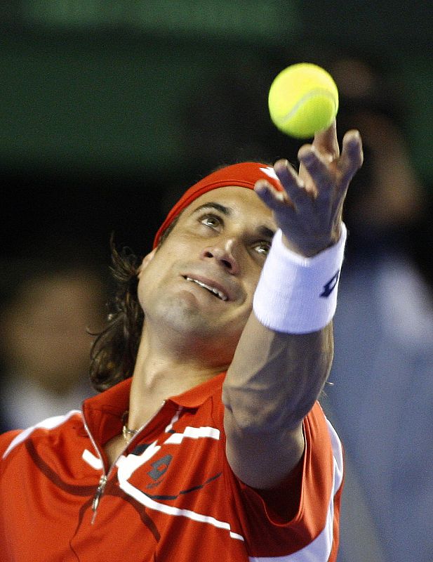 David Ferrer sirve en el partido contra Dabid Nalbandián.