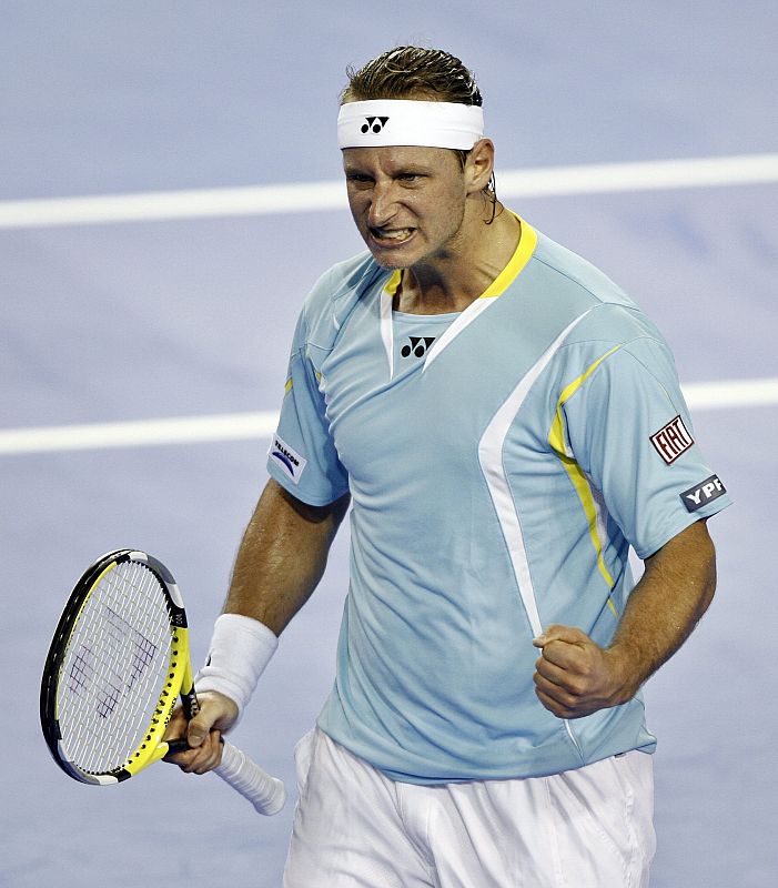 El tenista argentino David Nalbandian celebra tras vencer al español David Ferrer en el primer partido de la final de la Copa Davis hoy, 21 de noviembre de 2008, en el estadio Islas Malvinas de Mar del Plata.