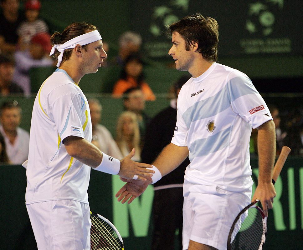 Los argentinos David Nalbandian y Agustín Calleri celebran la consecución del primer set del partido de dobles.