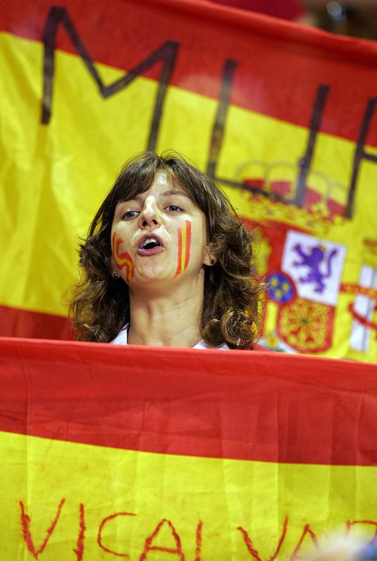 ¡Ánimo España!. Una aficionada española alienta a su equipo en el partido de dobles de la final de la Copa Davis.