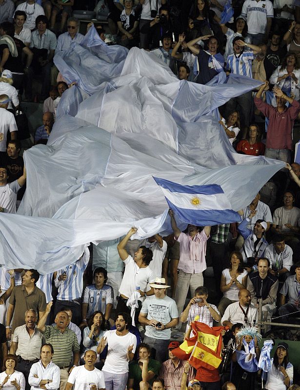 Un grupo de argentinos despliega una bandera de su país en el estadio  Islas Malvinas de Mar del Plata.