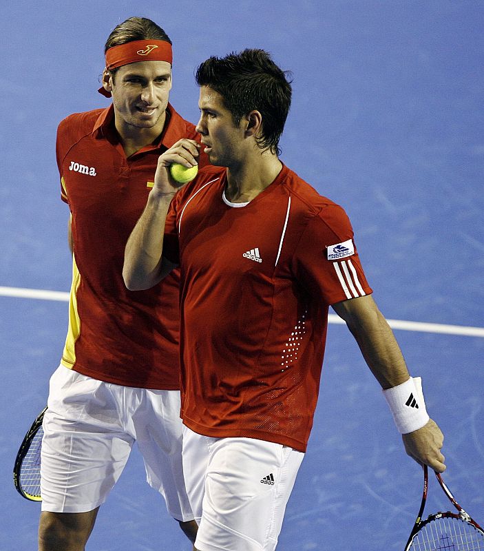 Feliciano López  anima a su pareja de dobles, Fernando Verdasco , en un momento del partido ante sus rivales argentinos David Nalbandian y Agustín Calleri.