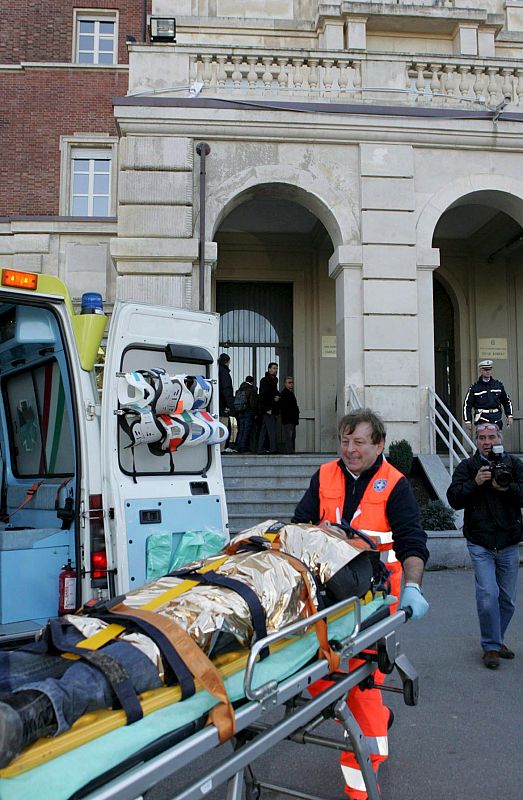 SE DERRUMBA UN FASO TECHO DE UNA CLASE EN UN COLEGIO DE RIVOLI, ITALIA. UN MUERTO Y 20 HERIDOS