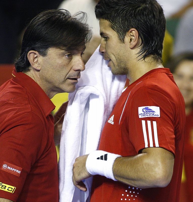 El capitán del equipo español de Davis, Emilio Sánchez Vicario, habla con Fernando Verdasco durante el encuentro.