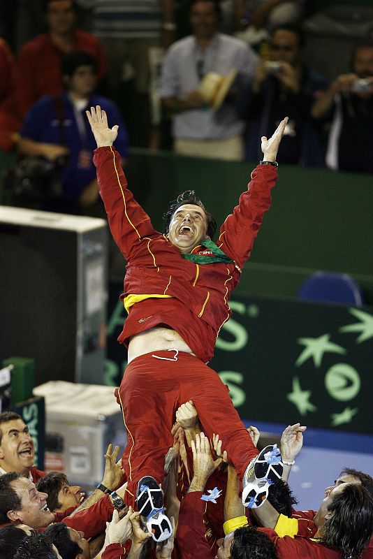 España en lo más alto. El equipo español de la Copa Davis mantea a su capitán, Emilio Sánchez Vicario, tras conseguir la tercera "Ensaladera" para la historia del tenis español.