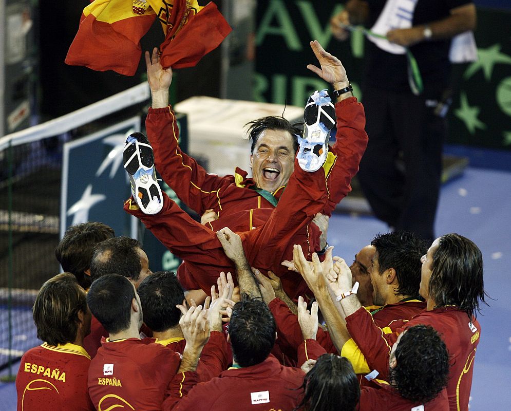 ¡Manteo al capitán! Emilio Sánchez Vicario es manteado por los tenistas españoles tras la victoria de Fernando Verdasco ante el argentino José Acasuso.