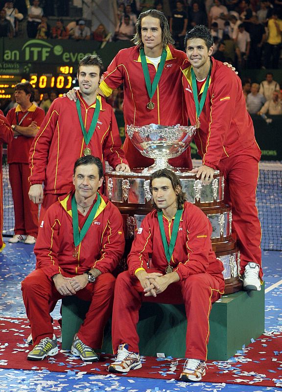El equipo español celebra su triunfo con el trofeo de la Copa Davis tras  la victoria de Fernando Verdasco ante el argentino José Acasuso.