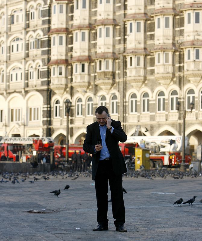 Jan Masiel, eurodiputado polaco, habla por teléfono después de haber sido evacuado del hotel Taj