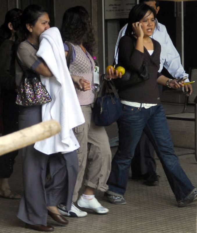 Huespedes del hotel Oberoi, en Bombai, son evacuados. 