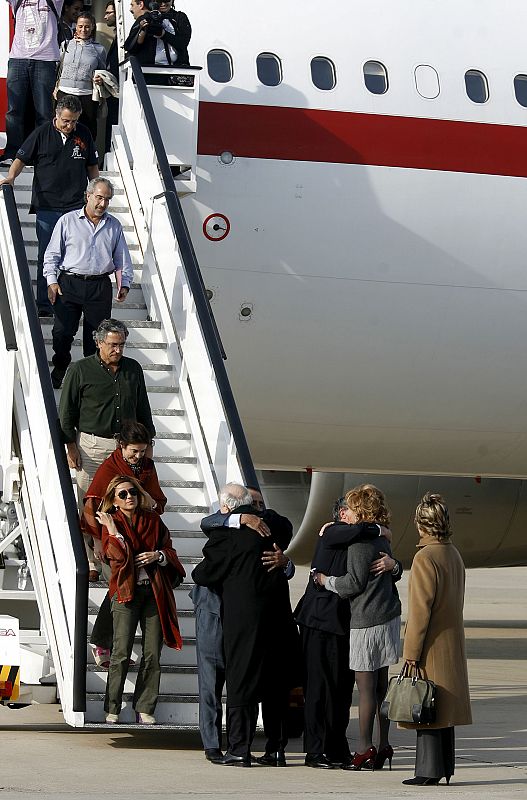 LLEGA A MADRID EL AVIÓN CON LOS 56 ESPAÑOLES EVACUADOS DE BOMBAY