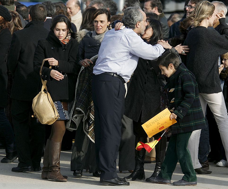 LLEGA A MADRID EL AVIÓN CON LOS 56 ESPAÑOLES EVACUADOS DE BOMBAY