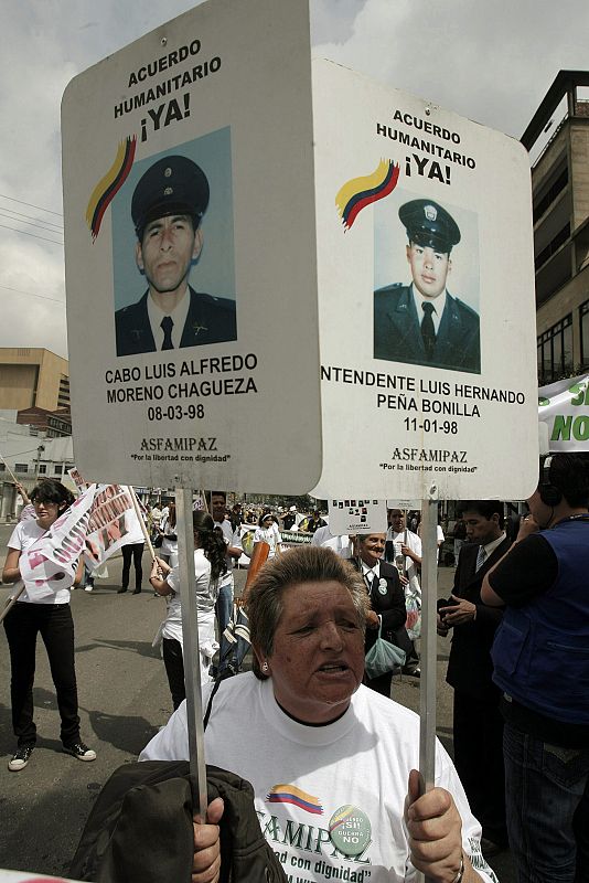 COLOMBIANOS INICIAN MARCHAS POR SECUESTRADOS EN 150 CENTROS URBANOS