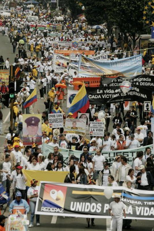 Cientos de personas se han unido en Bogotá para pedir la liberación de los rehenes de las FARC.