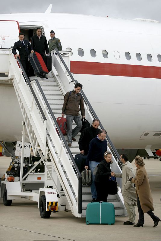 LLEGA A MADRID EL AVIÓN CON EL ÚLTIMO GRUPO DE ESPAÑOLES EVACUADOS DE INDIA