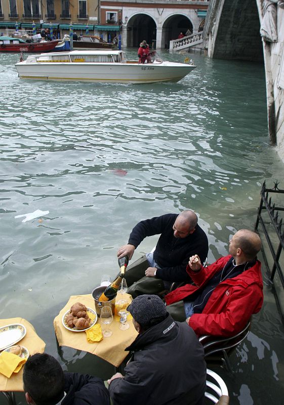 Los gondoleros desayunan en las calles inundadas de Venecia