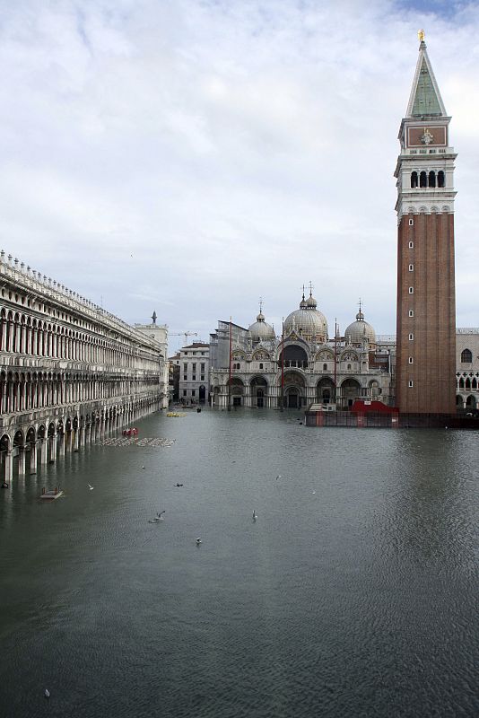 Las aguas inundan la plaza de San Marcos en Venecia