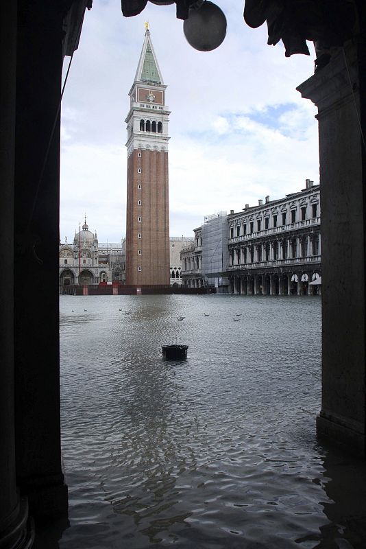 El agua cubre la plaza de San Marcos en Venecia