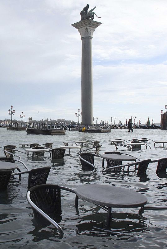 Terraza de un restaurante inundada en la plaza de San Marcos, en Venecia