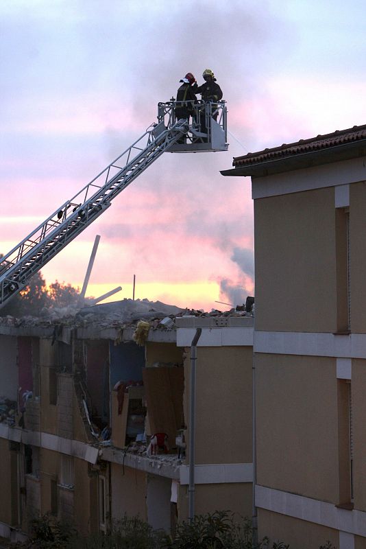 Una explosión destroza un bloque en Gavá