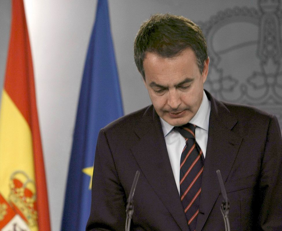 El presidente del Gobierno, José Luis Rodríguez Zapatero, durante la rueda de prensa en la que ha condenado el atentado de ETA.