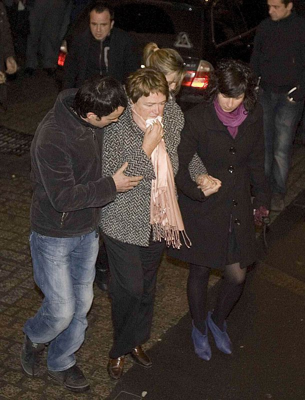 La viuda de Ignacio Uría, Manoli Aramendi, a su llegada a la iglesia parroquial de San Sebastián de Soreasu, donde tuvo lugar el funeral por su esposo.