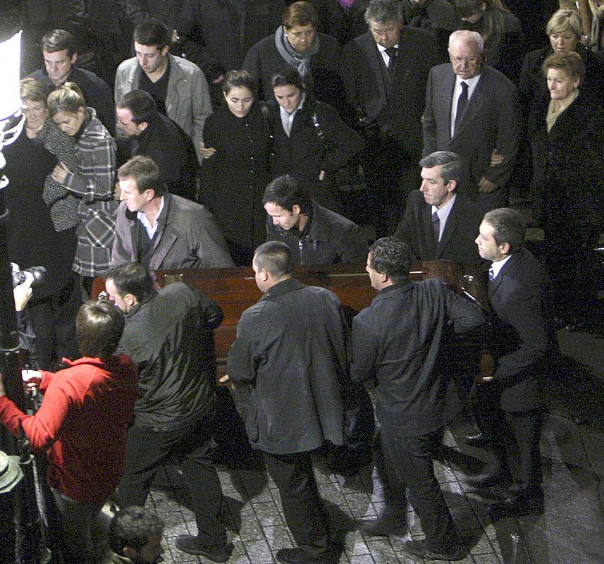 El féretro con los restos mortales de Ignacio Uría, a su llegada a la iglesia parroquial San Sebastián de Soreasu de Azpeitia, donde tuvo lugar el funeral por este empresario vasco.