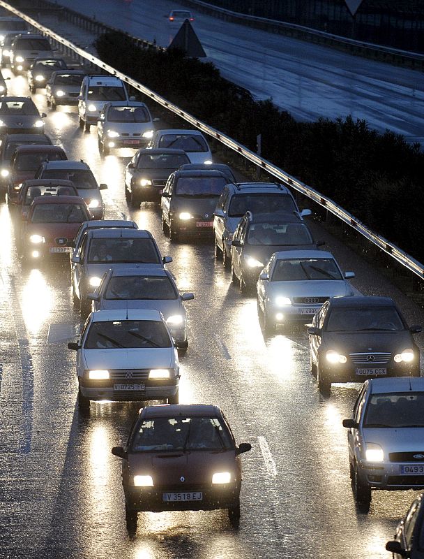 Vista general del intenso tráfico registrado esta tarde en la A-3, en el término de Quart de Poblet en dirección a Valencia, al finalizar el puente de la Constitución y de la Inmaculada. La zona ha sido especialmente conflictiva a causa de un acciden