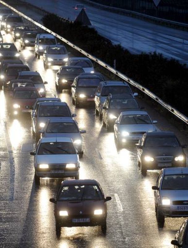 Vista general del intenso tráfico registrado esta tarde en la A-3, en el término de Quart de Poblet en dirección a Valencia, al finalizar el puente de la Constitución y de la Inmaculada. La zona ha sido especialmente conflictiva a causa de un acciden