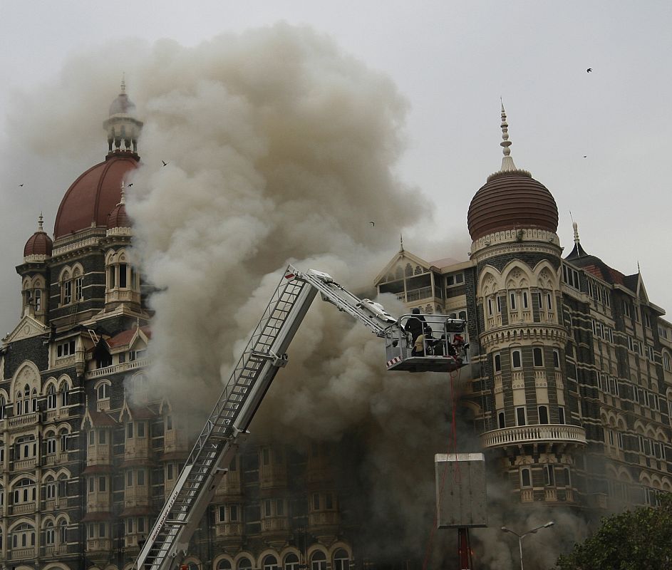 Los bomberos intentan sofocar el fuego declarado en el hotel Taj Mahal en Bombay, La India