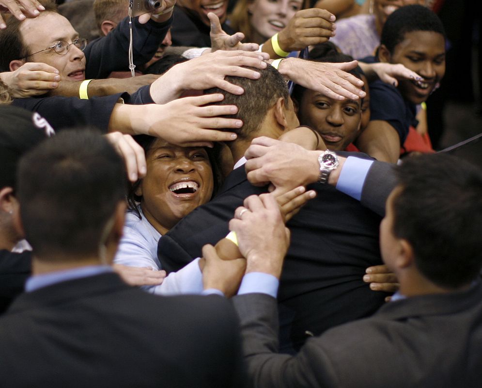 Obama recibe el abrazo de sus seguidores