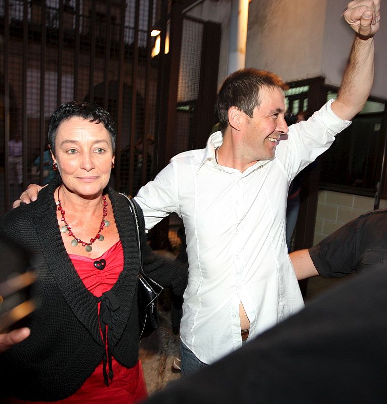 El ex portavoz de la ilegalizada Batasuna Arnaldo Otegi sale de la cárcel tras cumplir una condena de quince meses