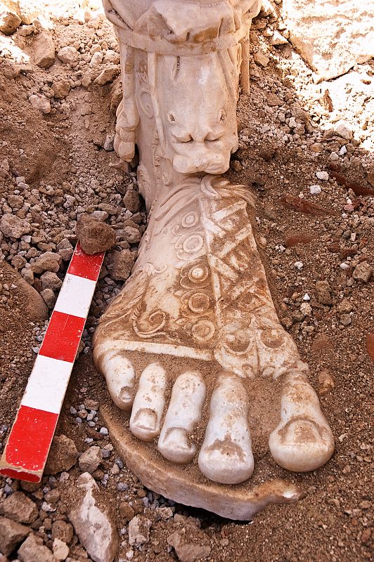 Un equipo de arqueólogos desentierra partes de una estatua gigante del gobernante romano Marco Aurelio