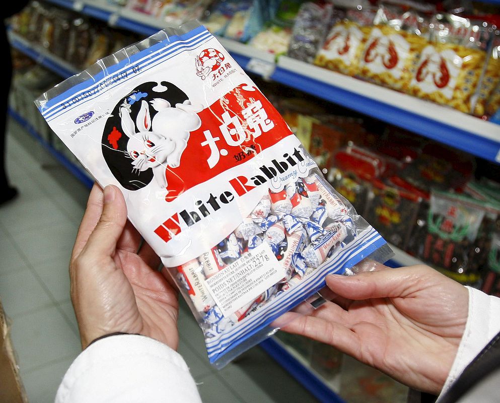 La Generalitat inspecciona entre comercios para comprobar que no vendían caramelos, chocolatinas y galletas que contuvieran leche contaminada con melanina