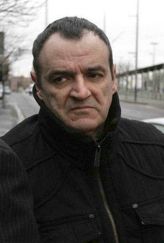 El ex preso etarra José Ignacio de Juana Chaos a su llegada hoy al tribunal norirlandés que tramita la orden de extradición emitida por la Justicia española contra él por un supuesto delito de enaltecimiento del terrorismo. 