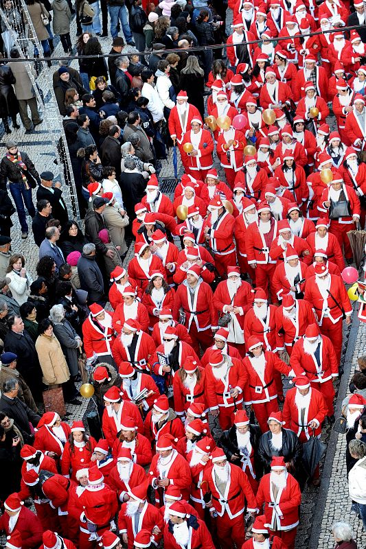 CIENTOS DE PERSONAS VESTIDAS CON TRAJES DE PAPÁ NOEL