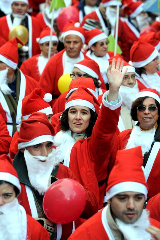 CIENTOS DE PERSONAS VESTIDAS CON TRAJES DE PAPÁ NOEL