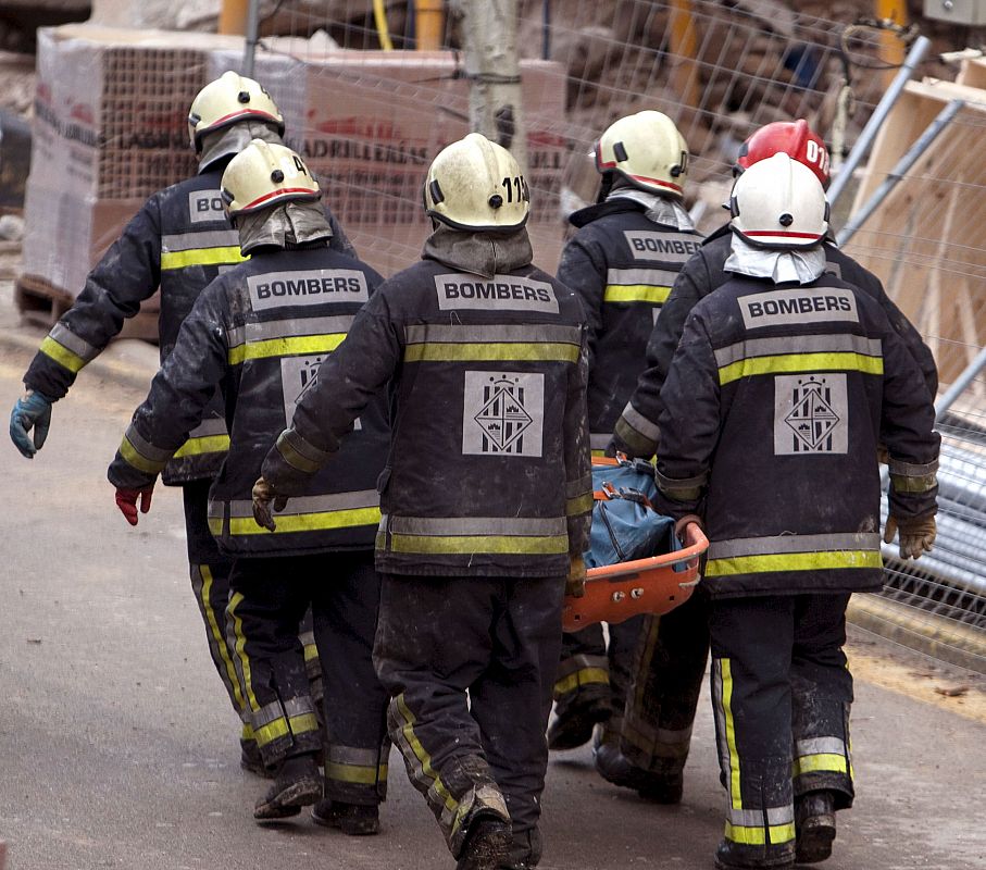 Miembros de los Bomberos de Mallorca rescatan el cuarto cadáver
