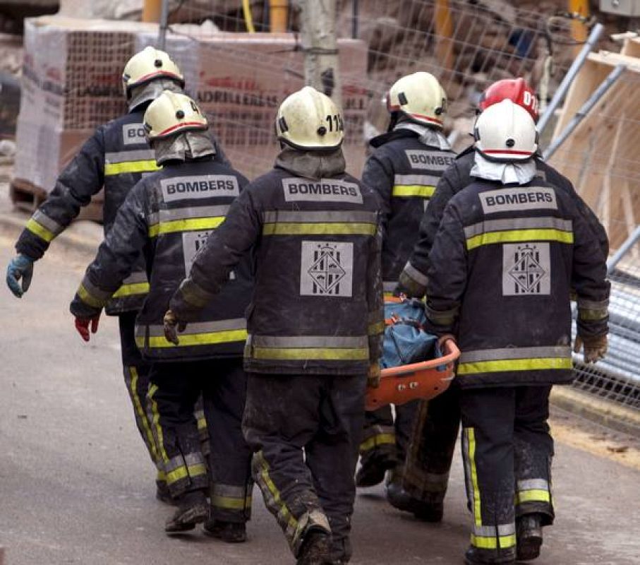 Miembros de los Bomberos de Mallorca rescatan el cuarto cadáver