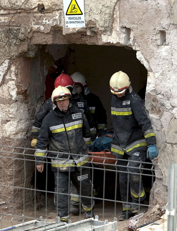 Miembros de los Bomberos de Mallorca rescatan el cadáver de un cuarto trabajador de los obreros que han fallecido esta mañana