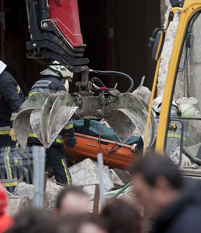 Los servicios de emergencia recuperan el primero de los trabajadores muertos