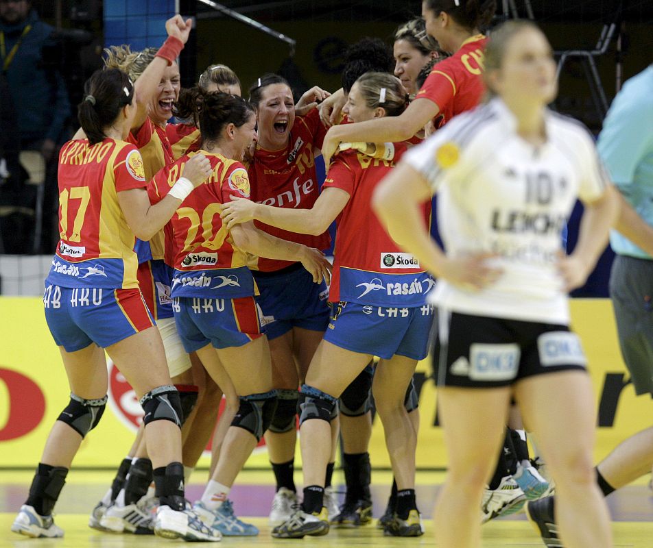 La selección femenina de balonmano dio la sorpresa en el Europeo de Macedonia al meterse en la final, la primera en su historia, al ganar a Alemania por 32-29.
