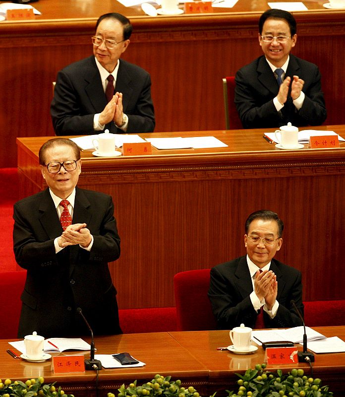 El ex presidente chino, Jiang Zemin (i), aplaude junto al primer ministro chino, Wen Jiabao (d)