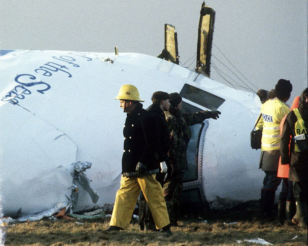Equipos de bomberos entre los restos del avión